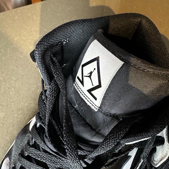 Jordan 1 Mid (Pearl White/ Black) - Picture 3 of 5